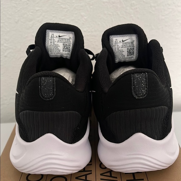 Nike Black and White Athletic Shoes - Picture 3 of 3